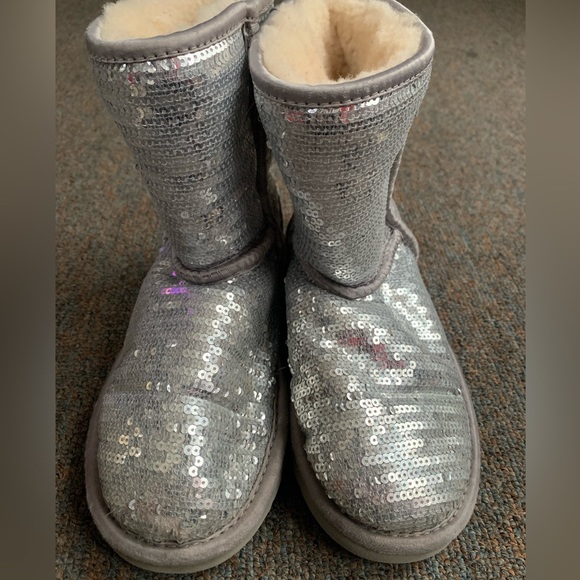 🚨SOLD🚨 Authentic Ugg boots silver sequin sz 2 - Picture 1 of 6